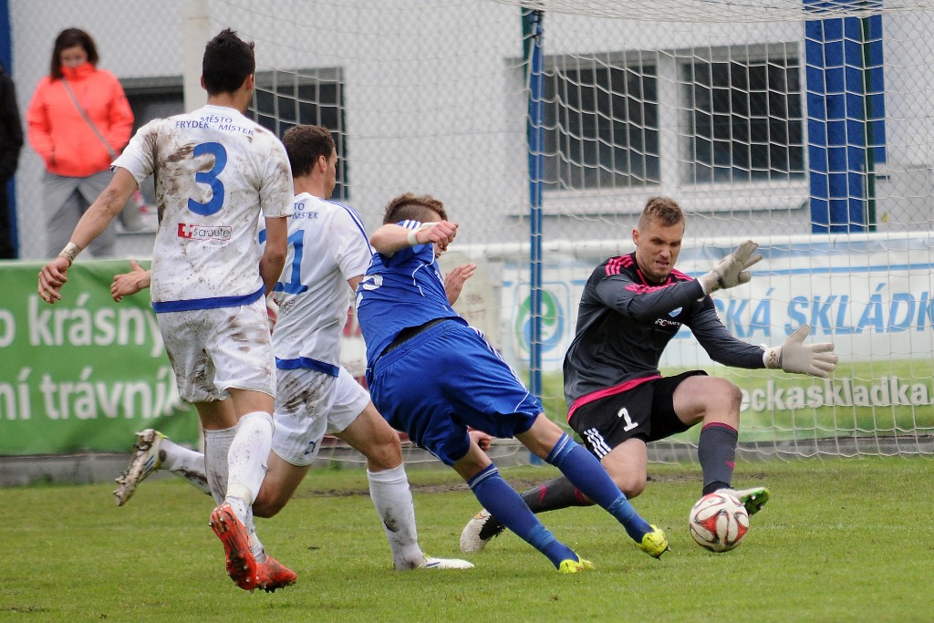 Třinecký útočník René Dedič překonává Ondřeje Prepsla v brance Frýdku-Místku.